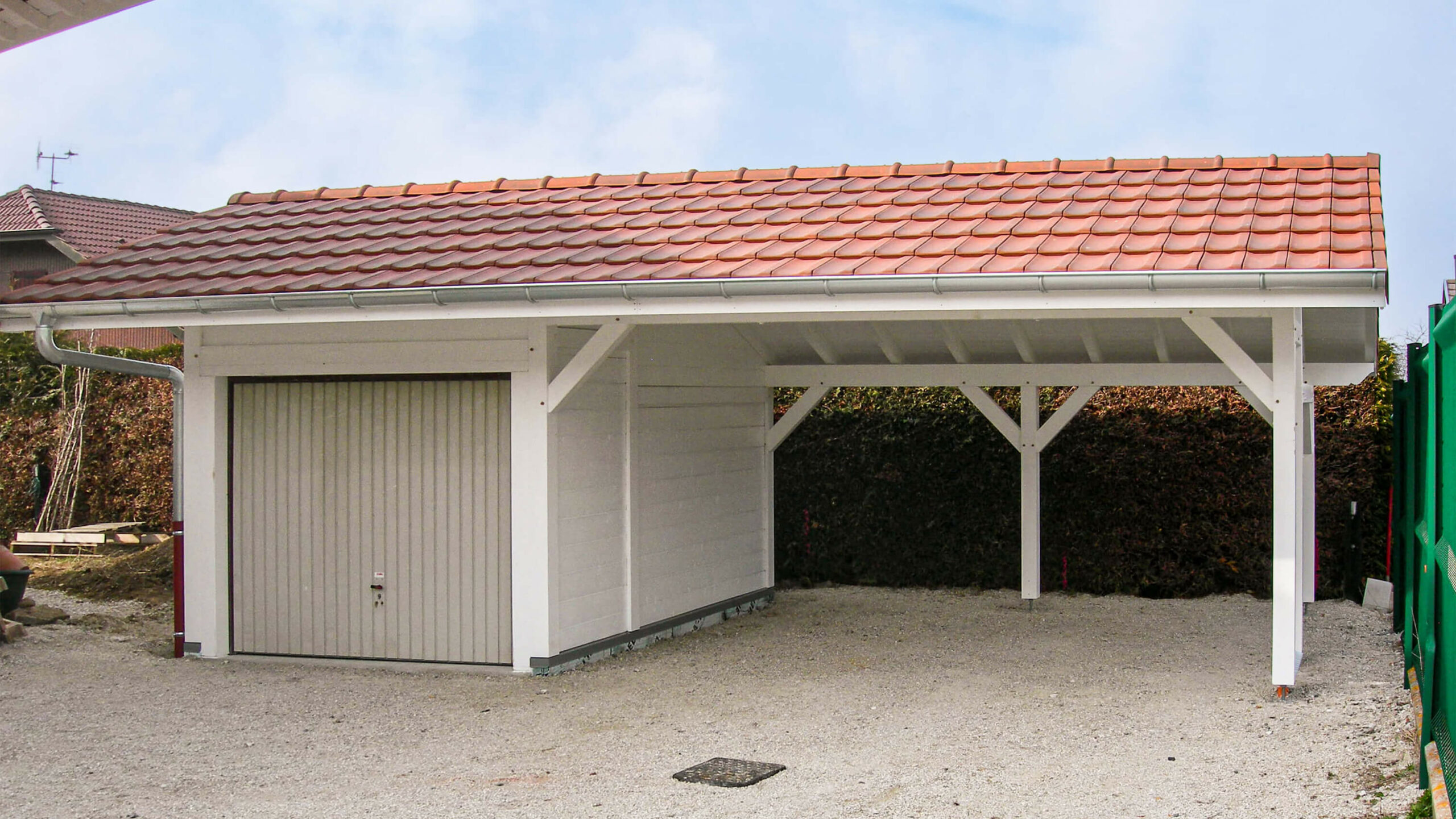 abri voiture-jardin fabriqué et posé par les artisans de Batibois