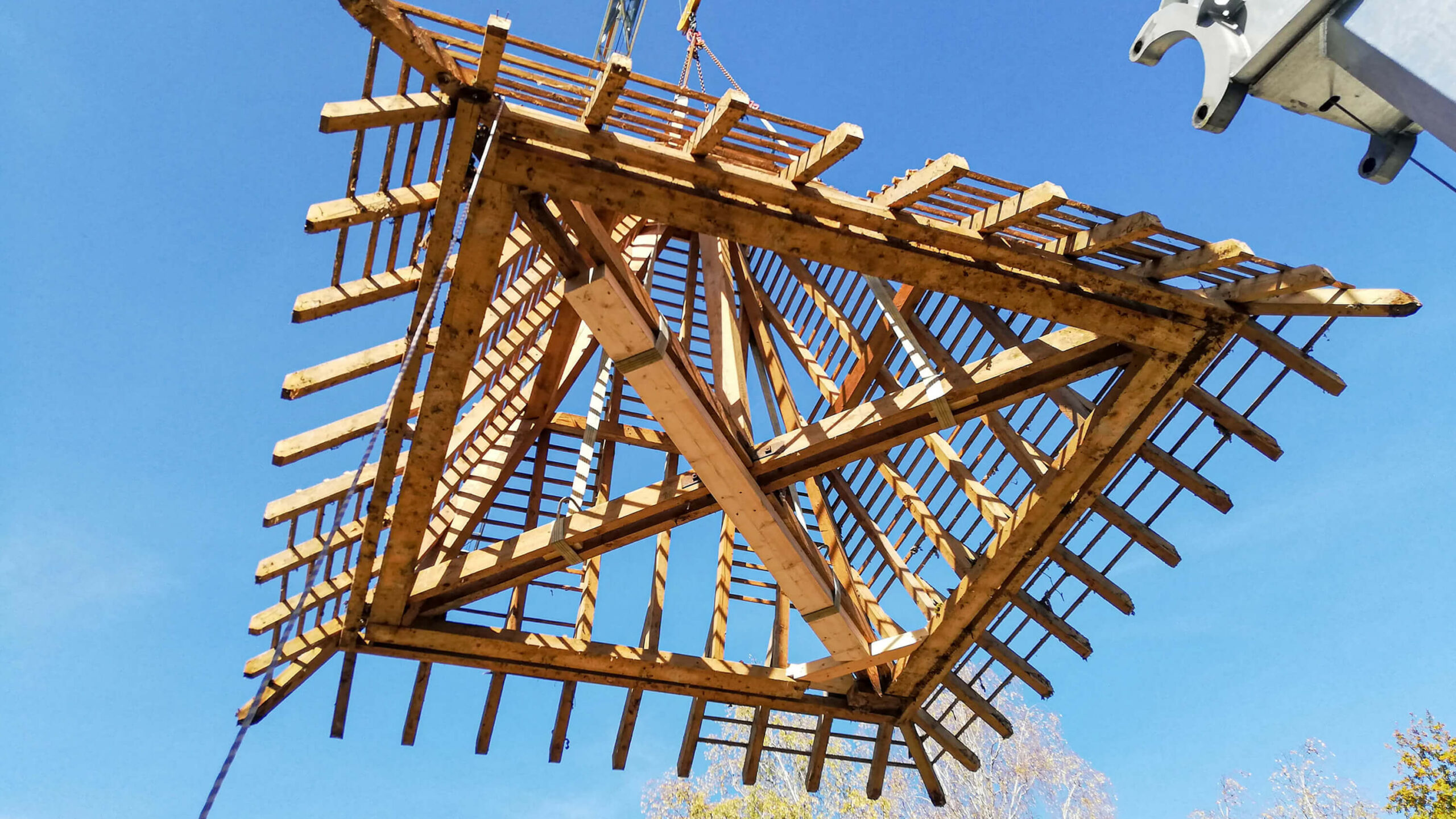 Levage d'une charpente lors d'un chantier mené par Batibois