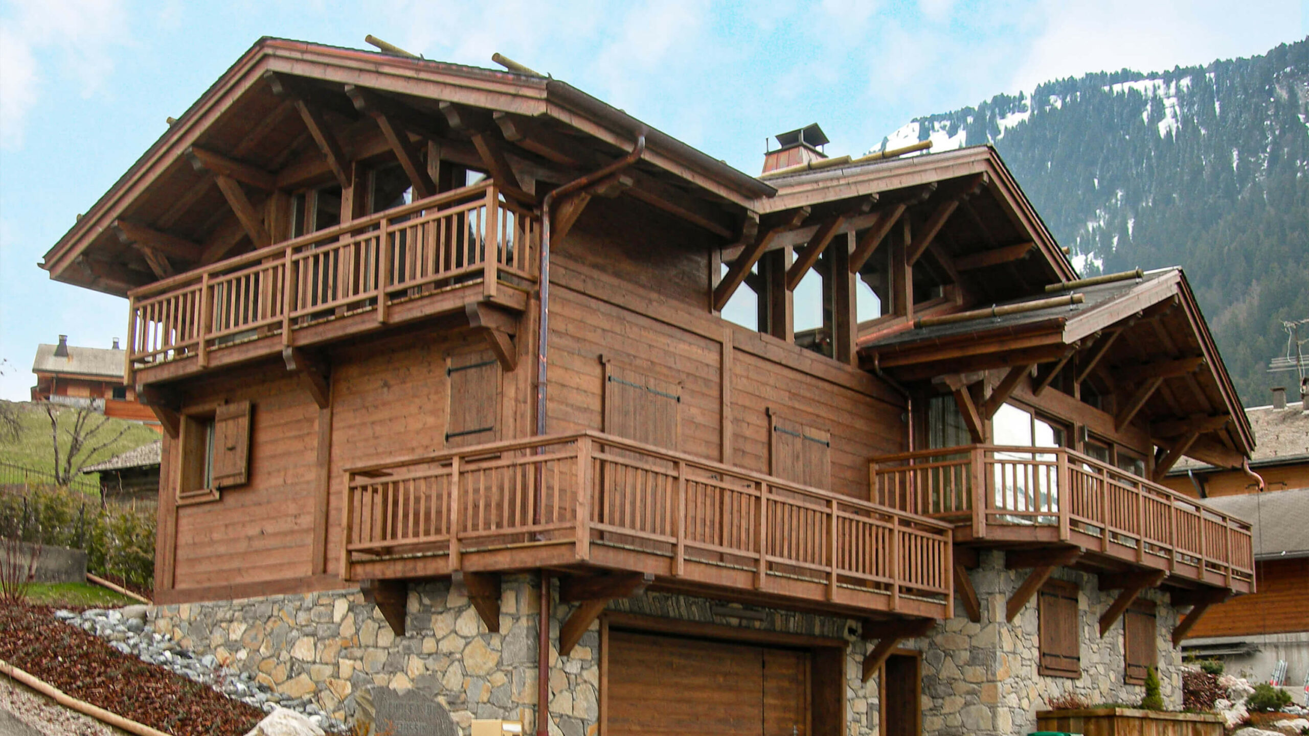 Chalet en bois fabriqué et posé par les charpentiers de Batibois