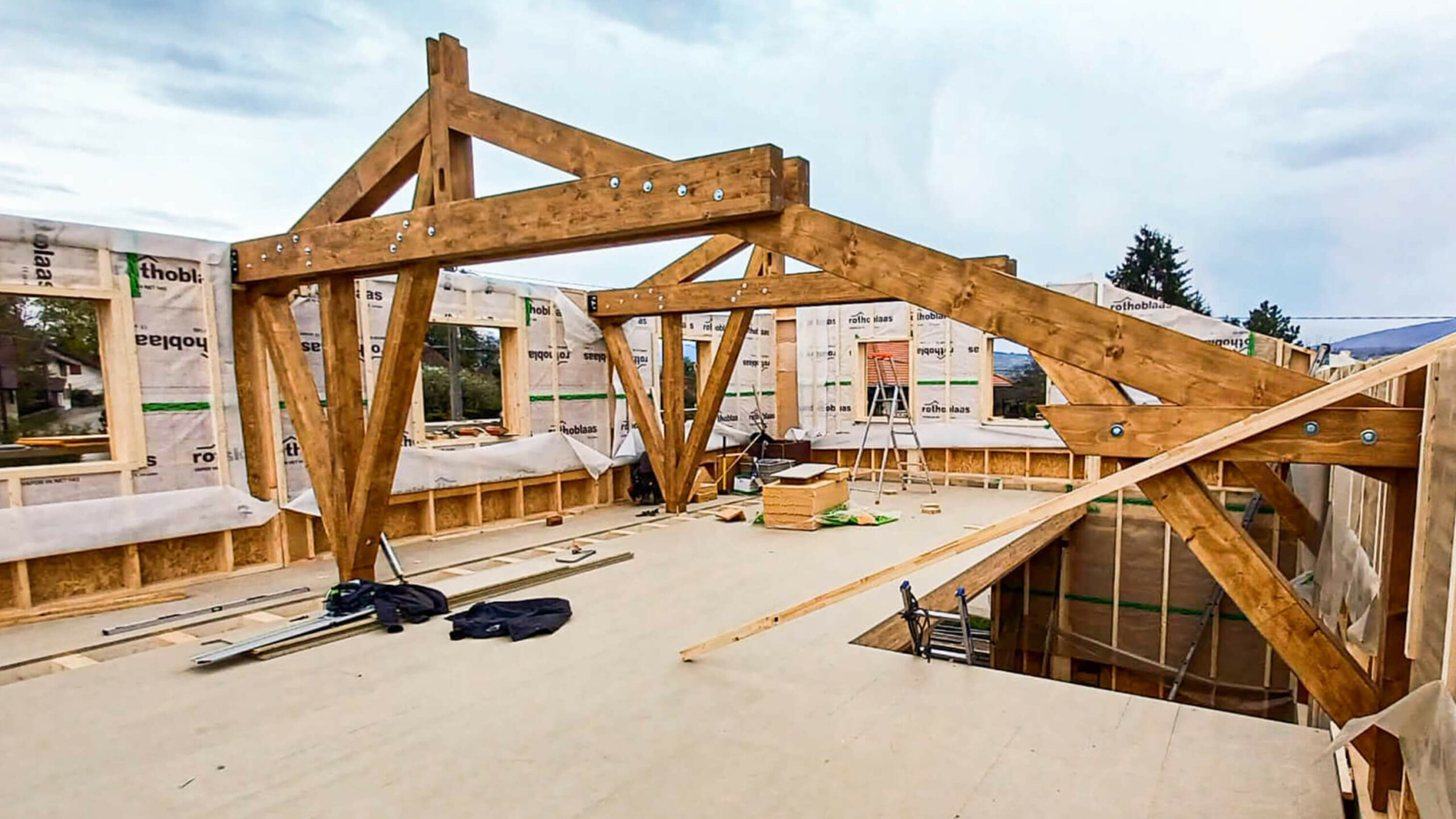 Levage d'une charpente fabriquée et posée par les artisans de Batibois