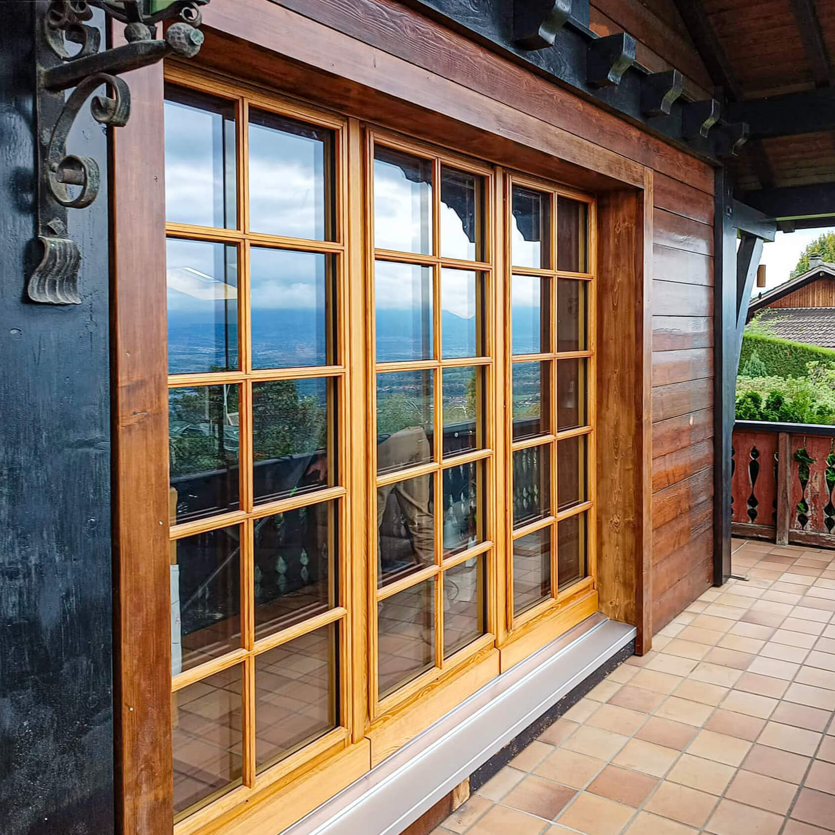 Baie vitrée fabriquée par l'atelier de menuiserie de Batibois, en Haute-Savoie