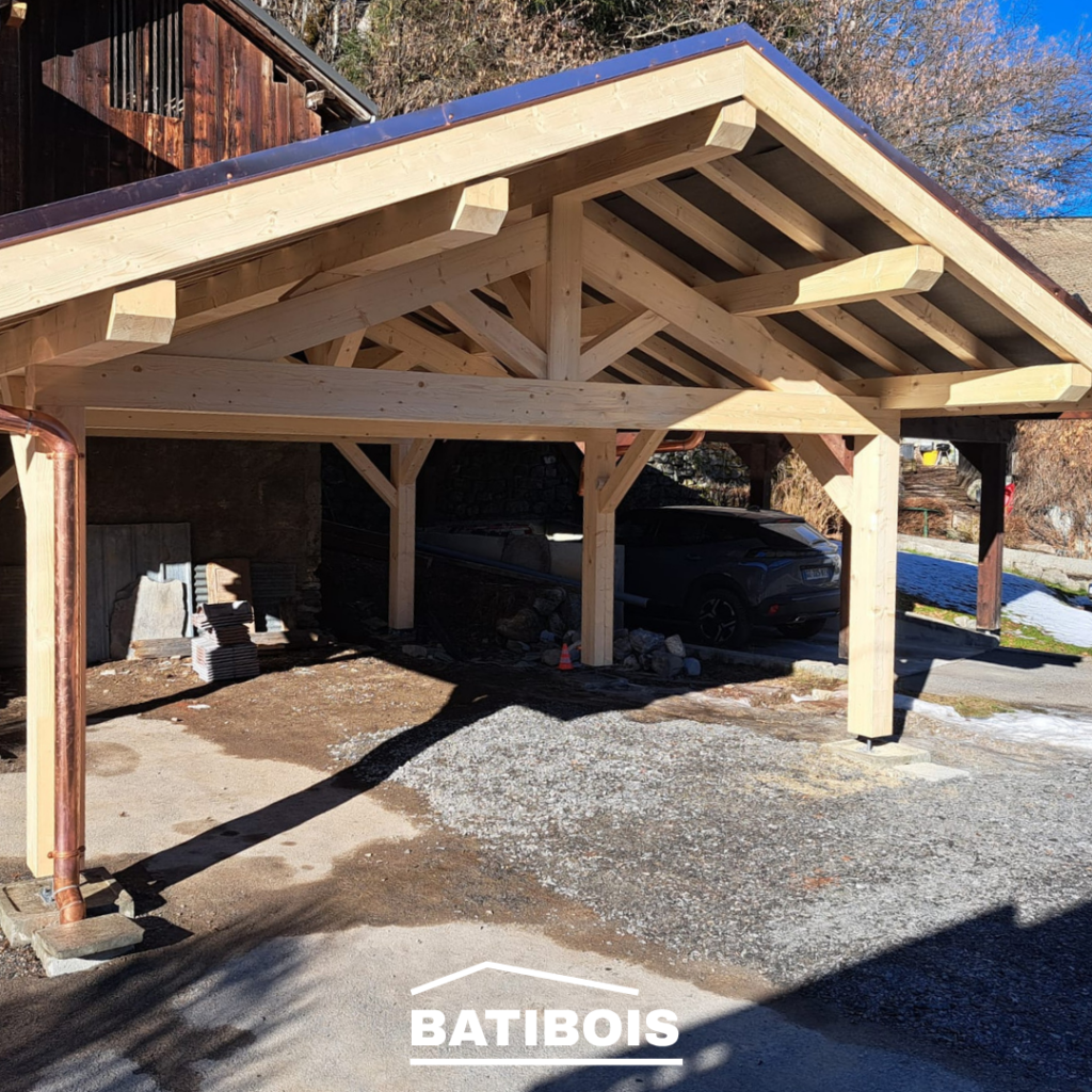 Réalisation d'un abri de voiture, carport en ossature bois à Morzine avec Charpente, couverture et zinguerie par BATIBOIS