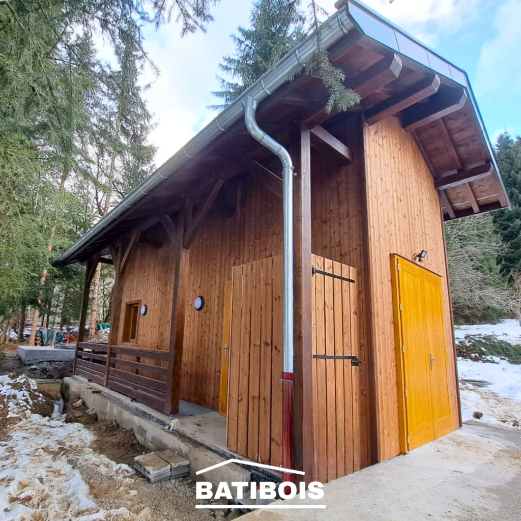 Construction complète en ossature bois d'une annexe à Habère-Poche comprenant la charpente, la couverture, la zinguerie et les menuiseries extérieures bois - BATIBOIS
