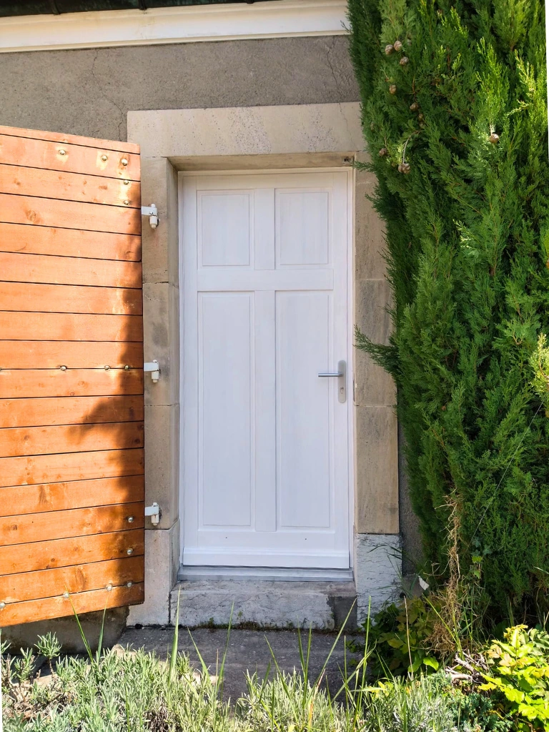 Fabrication et pose d'une porte pour la sacristie d'une église à Vesenaz