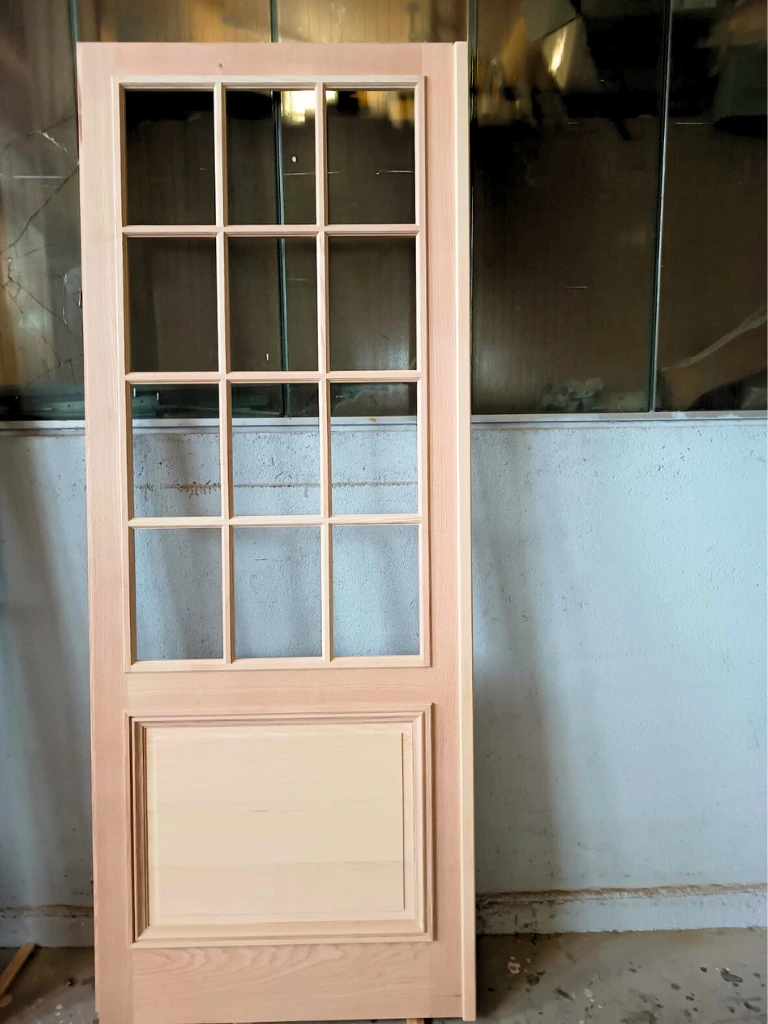 fabrication d'une porte intérieure en frêne par BATIBOIS 74