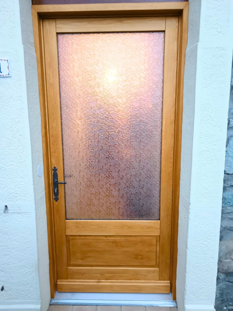 fabrication et pose d'une porte d'entrée en pin par BATIBOIS74