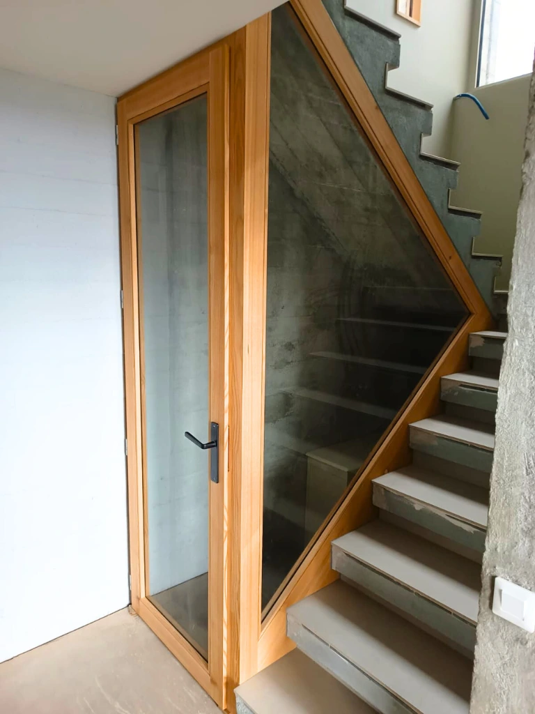 fabrication et pose d'une porte et du triangle en mélèze sur mesure par BATIBOIS74